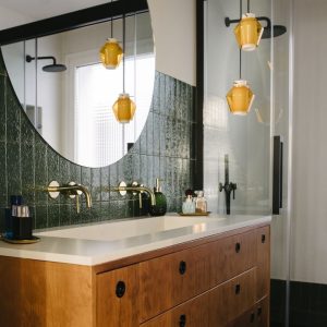LÁMPARA DECORATIVA COLGAR BASE NEGRA 1 GLOBO ÁMBAR CON CILINDRO BLANCO CENTRO E27 D23*H120cm COD.4681